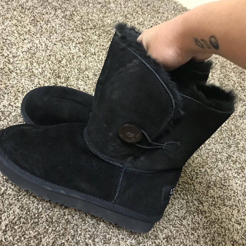 Black button UGGS